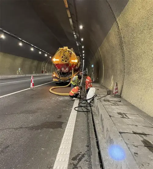 南澳隧道排水渠清淤